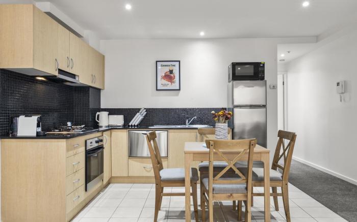 Bustling Fitzroy Eateries and Bars Nearby