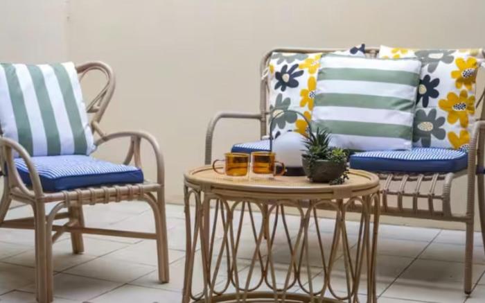 Bustling Fitzroy Eateries and Bars Nearby