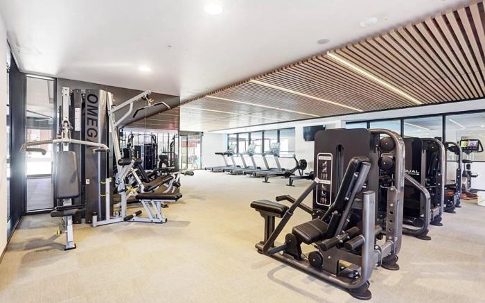 Chic 1-Bed with City Views, Parking, Gym & Pool