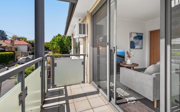 Cosy 1-Bed Balcony Unit in Quiet Street by Shops