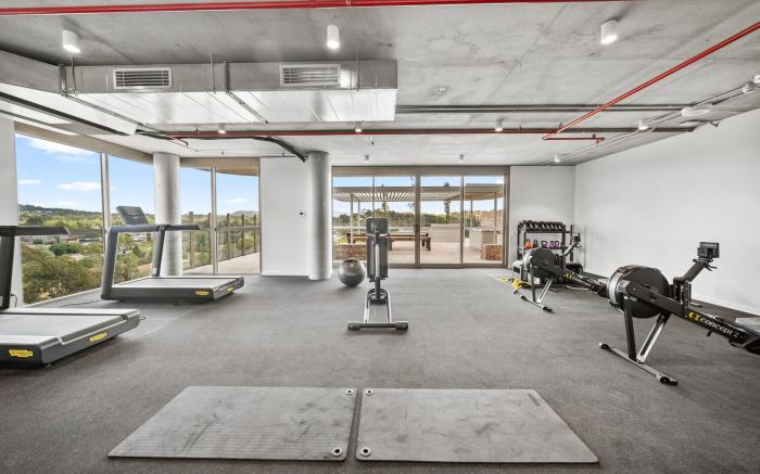 Bright 2-Bed Apartment with Gym, BBQ & Pool Access