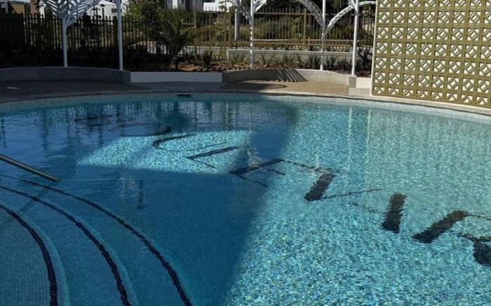 Comfortable 1-Bed Retreat with Courtyard & Parking