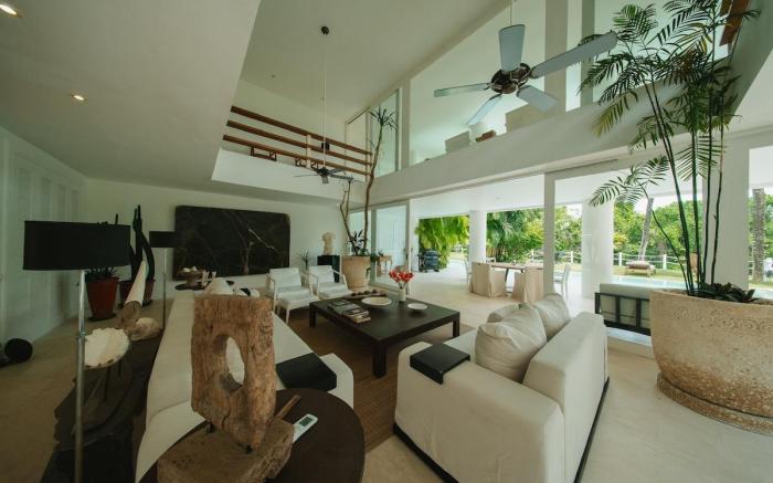 Secluded Stay: Private River Villa, Walk to Beach