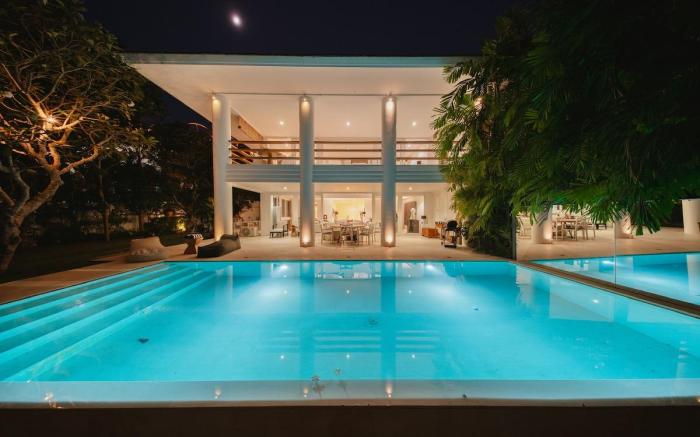 Secluded Stay: Private River Villa, Walk to Beach