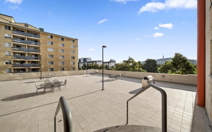 Inner-City 2-Bed with Parking, Pool, Gym & BBQ