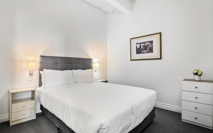 Bright 1-Bed Apartment Steps from Collins Street