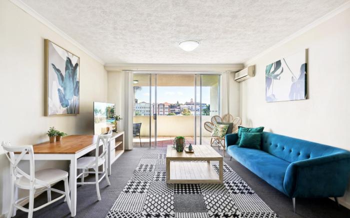 Inner-City 1-Bed with Pool & Spa