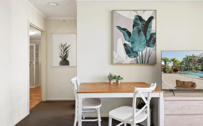 Inner-City 1-Bed with Pool & Spa