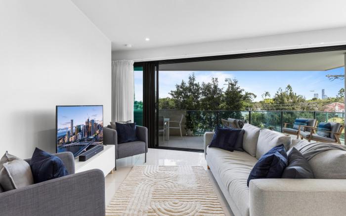 Spacious and Superb 3-Bed Apartment