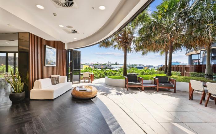 Stylish 1-Bed with Pool, Gym & Free Parking