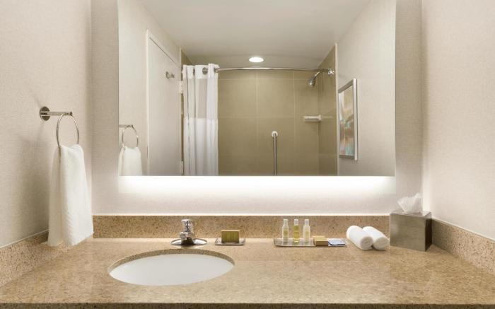 DoubleTree by Hilton Hartford - Bradley Airport