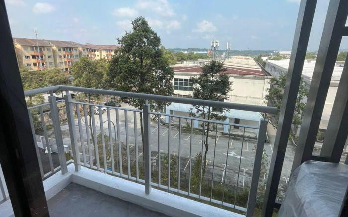 Comfy Queen Studio with Balcony by ComfyAsia