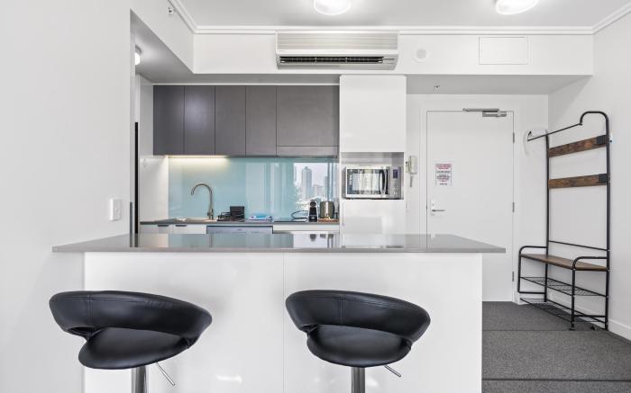 Chic 1 Bed Inner-City Retreat with Pool and Views