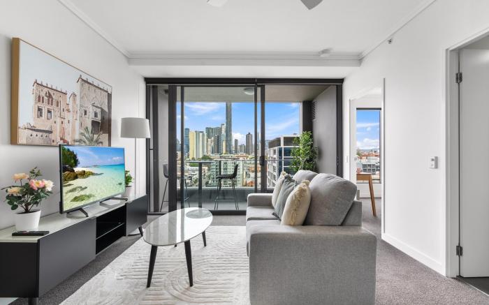 Chic 1 Bed Inner-City Retreat with Pool and Views