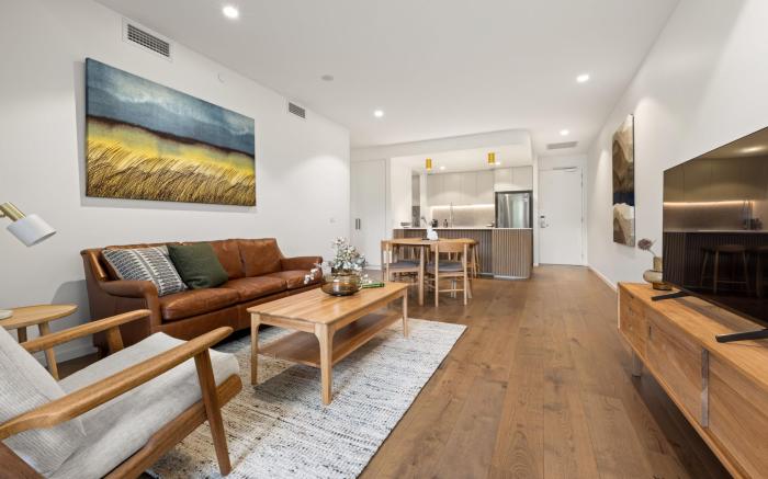 Luxe 2-Bed Inner-City Abode with Alfresco Dining