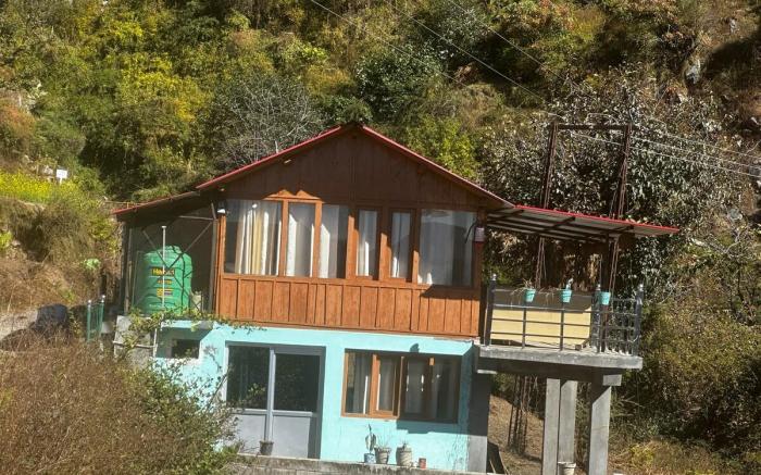 Dodital Farm Stay – Cozy Wooden Mountain Cottage