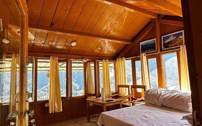 Dodital Farm Stay – Cozy Wooden Mountain Cottage