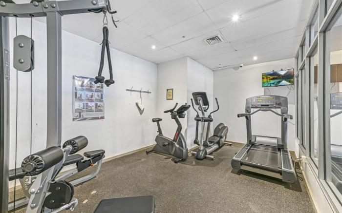 Melbourne CBD 2BR Apt with Pool & Gym Access