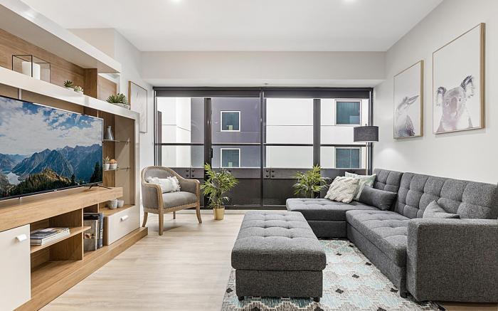 Executive Unit with Pool and Gym near Riverfront