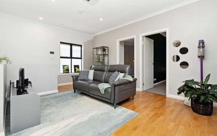 Bright 2-Bed Townhouse with Balcony & Garage