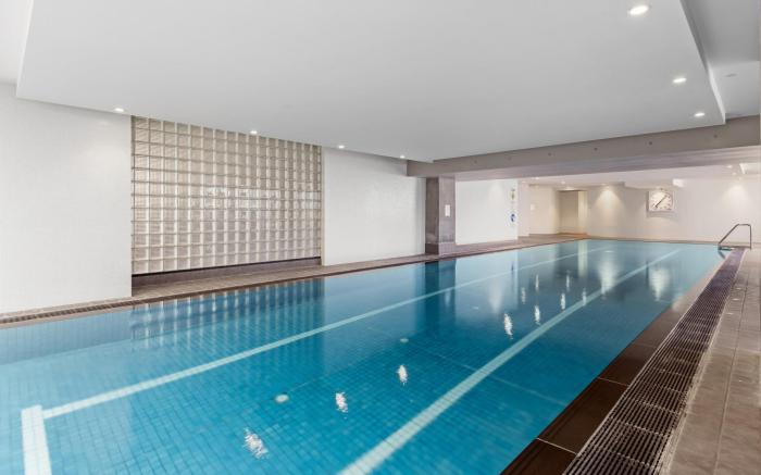 2-Bed, 500m From The Beach with Pool, Gym & Saun