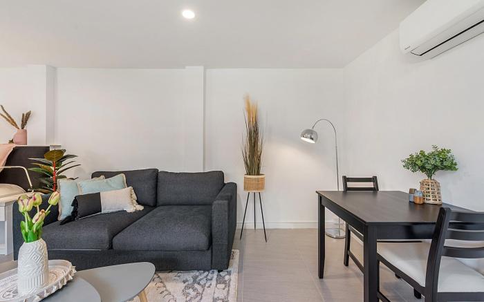 Comfy Studio near Racecourse, Dining & CBD Trains