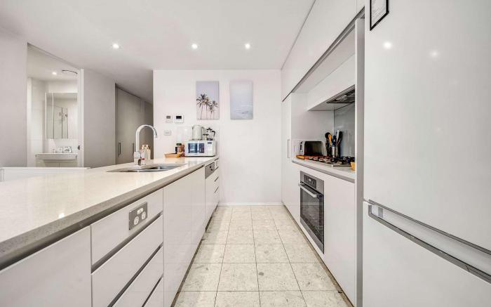 Canberra Lakefront 2-Bed with Pool, Gym & Parking