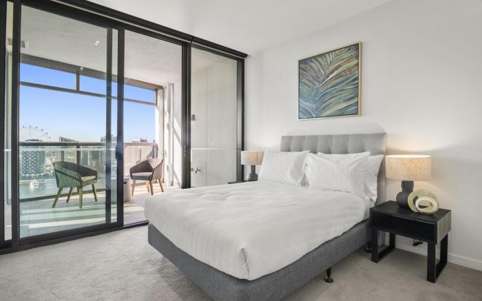 Stunning 2-Bed Apartment with Water Views