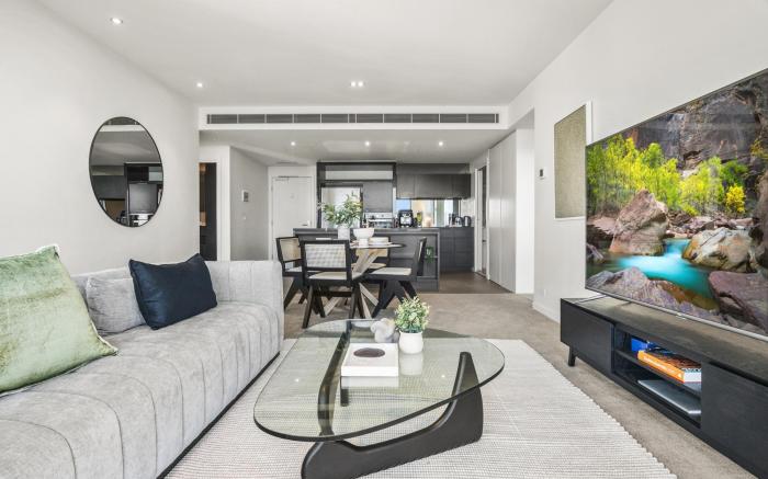 Stunning 2-Bed Apartment with Water Views