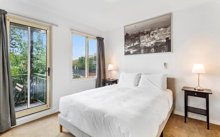 Chic 2-Bed Apartment near Albert Park & Chapel St