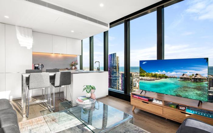 Stylish City Apartment with Expanding City Views