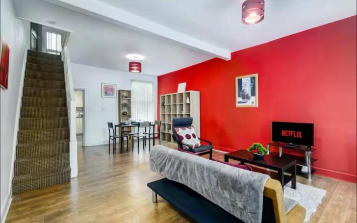 Red Retreat | 7 Beds | Parking | Smart TV | WiFi