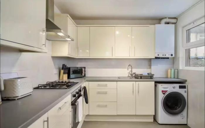 Red Retreat | 7 Beds | Parking | Smart TV | WiFi