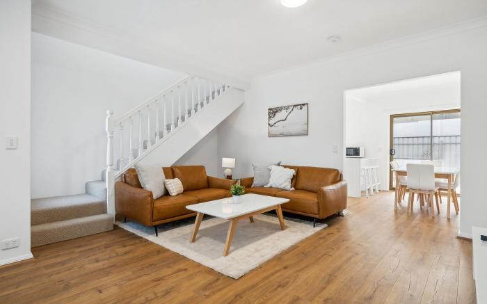 Coastal Luxury: 3-Bed Townhouse 150m from Beach