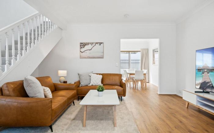 Coastal Luxury: 3-Bed Townhouse 150m from Beach