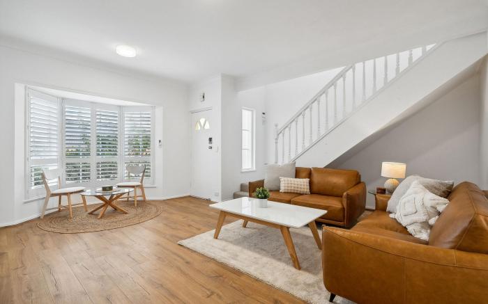 Coastal Luxury: 3-Bed Townhouse 150m from Beach