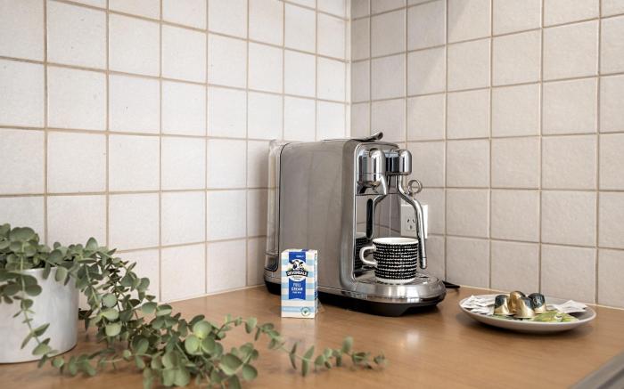 Classic 1-Bed City Stay Near Eateries and Laneways