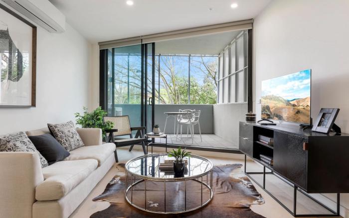 Modern 2-Bed Ivanhoe unit with Parking