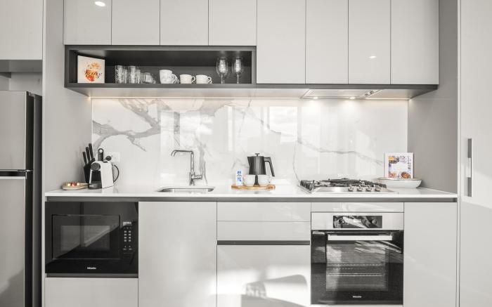 Elegant 2-Bed with Superb Views & Amenities