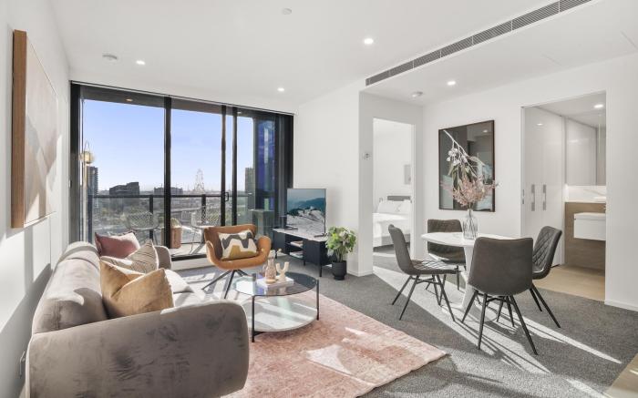 Elegant 2-Bed with Superb Views & Amenities