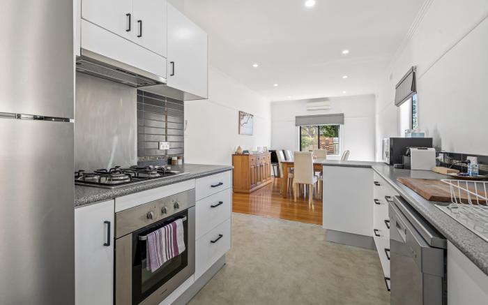 Spacious 3-Bed With Outdoor Dining Near Airport