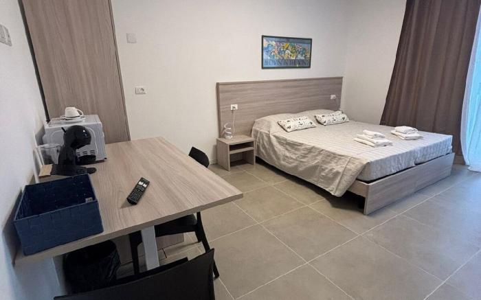 Modern Room near Venice & Airport – Free Parking 4