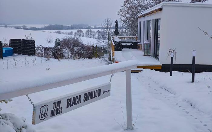 Tiny House Black Swallow se saunou a bazénem