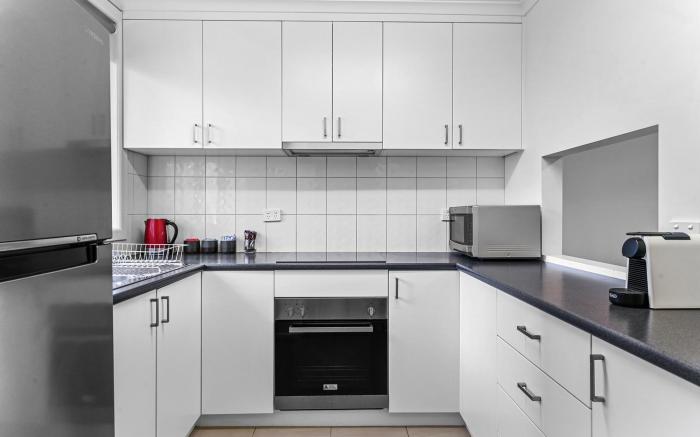 2-Bed Townhouse Retreat in Sandy Bay with Parking