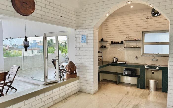 Open Terrace Retreat – Artistic Haven