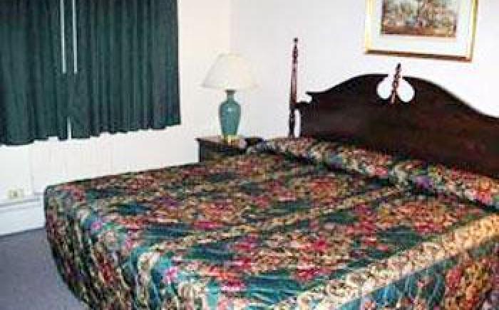 Econo Lodge Inn & Suites Airport