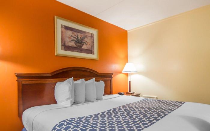 Econo Lodge Inn & Suites Airport