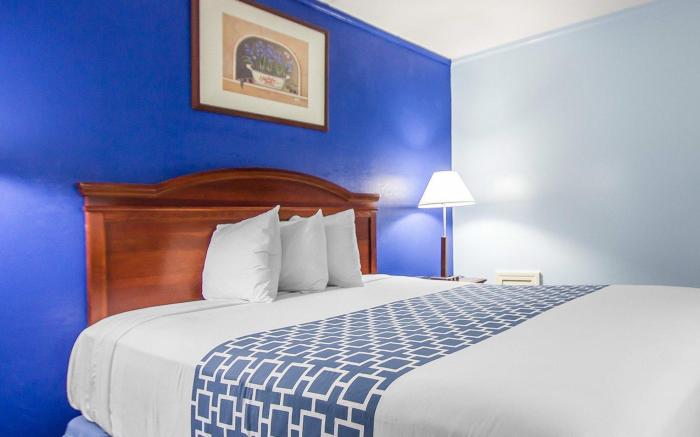 Econo Lodge Inn & Suites Airport