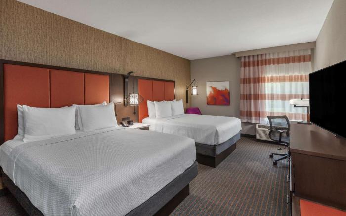 La Quinta Inn & Suites by Wyndham Houston East I-10