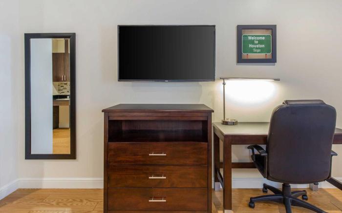Econo Lodge Inn & Suites Houston Willowbrook